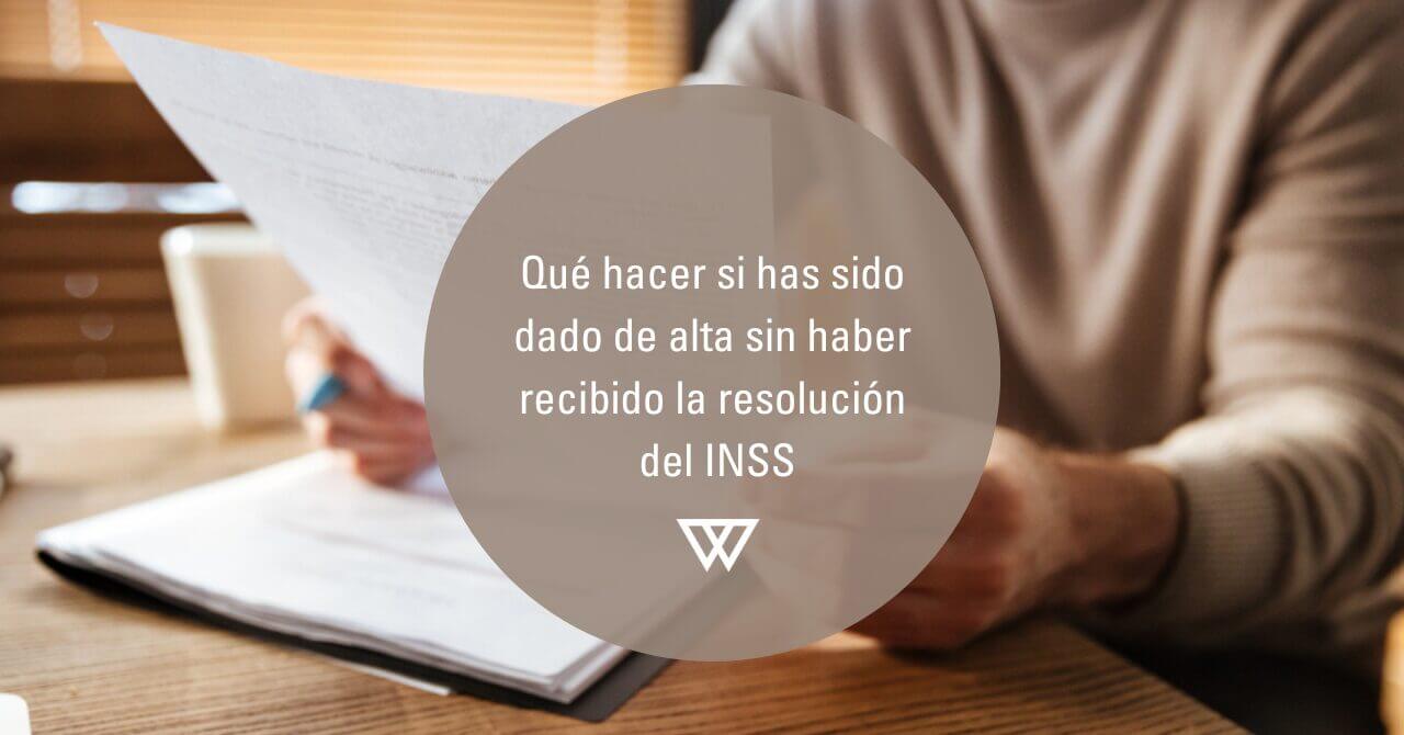 dado de alta sin haber recibido la resolución del INSS